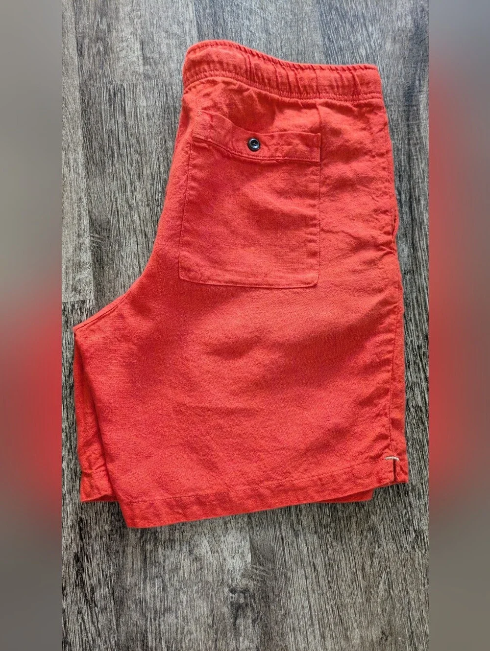 Relax, lounge in linen. We kept the fit of these pull-on shorts easy size L